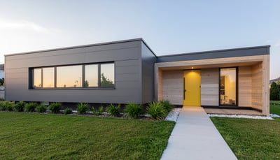 チャコールの外壁と黄色い玄関ドアの住宅