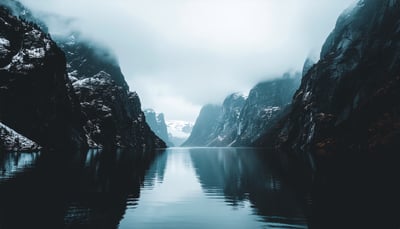 霧のノルウェーフィヨルド風景