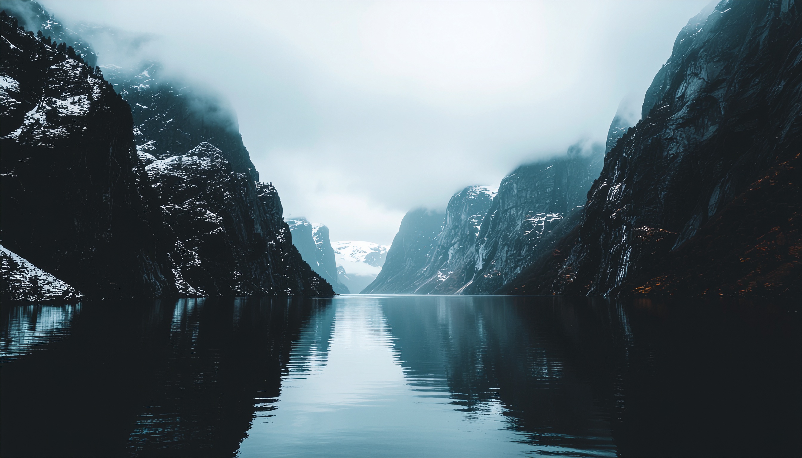 霧のノルウェーフィヨルド風景