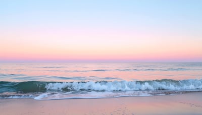 パステルカラーの夕暮れの海