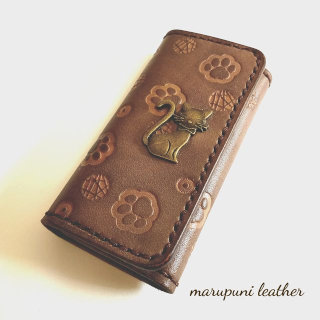 愛らしい肉球まみれの本革キーケース