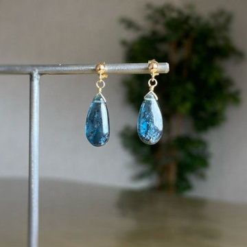 Moss Kyanite Smooth Pear Shape の耳飾り